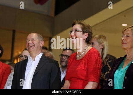 Deutschland, Berlin, 10/26/2019. Olaf Scholz und Klara Geywitz in der SPD-Zentrale in Berlin. Die SPD-Mitglieder wählen bundesminister Olaf Scholz und Klara Geywitz gerade vor Norbert Walter-Borjans und Saskia Esken der SPD-Vorsitz. Das Rennen um den SPD-Vorsitz geht in die Stichwahl im November: Die beiden Kandidaten werden dann auf dem Parteitag gewählt werden. Stockfoto