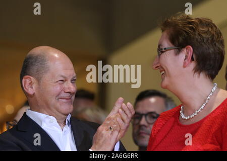 Deutschland, Berlin, 10/26/2019. Olaf Scholz und Klara Geywitz in der SPD-Zentrale in Berlin. Die SPD-Mitglieder wählen bundesminister Olaf Scholz und Klara Geywitz gerade vor Norbert Walter-Borjans und Saskia Esken der SPD-Vorsitz. Das Rennen um den SPD-Vorsitz geht in die Stichwahl im November: Die beiden Kandidaten werden dann auf dem Parteitag gewählt werden. Stockfoto