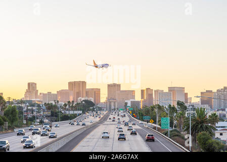 Autos auf der Autobahn 5 mit dem San Diego Skyline im Hintergrund. San Diego, Kalifornien, USA. Stockfoto