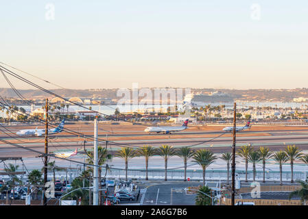 Der internationale Flughafen San Diego und San Diego Hafen. San Diego, Kalifornien, USA. Stockfoto