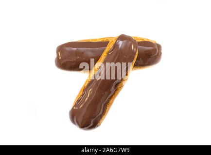 Französische Eclair mit Schokolade braun Glasur. Eclairs mit Vanillesauce auf weißem Hintergrund, Ansicht von oben Stockfoto