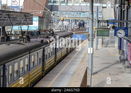 Danzig, Polen vom 26. Oktober 2019 S-Bahn (SKM), eine Bahnhofsuhr ist in Danzig, Polen vom 26. Oktober 2019 Auf 27. Oktober, wenn die lokale Sommerzeit ist etwa bis 03.00 Uhr Uhren in Polen zu erreichen sind Rückwärts 1 Stunde, um 2:00 Uhr lokaler Zeit statt. Diese Änderung von Datum und Uhrzeit wird als Zurückgreifen oder im Winter. © Michal Fludra/Alamy leben Nachrichten Stockfoto