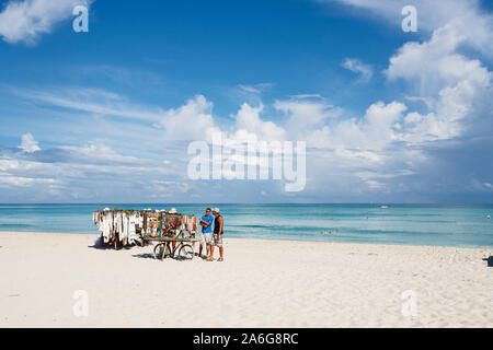 Küchenchef bereitet eine riesige Meeresfrüchte Paella am Strand Varadero in der Nähe von Sonnen Touristen Stockfoto