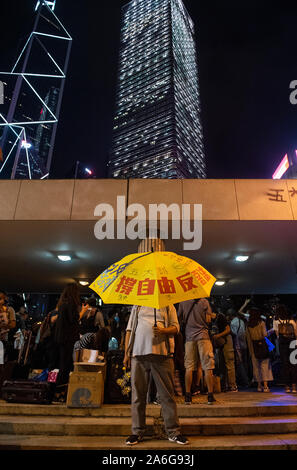 Eine pro-demokratische Unterstützer hält einen yellow umbrella während der Vollversammlung der Mediziner in Central District in Hongkong. Demonstrationen gegen die Regierung in Hongkong in den fünften Monat erstreckte sich die umstrittene Auslieferung Bill wurde offiziell am Mittwoch zurückgezogen, während die Demonstranten weiter für Hong Kong's Chief Executive Carrie Lam zu nennen ihre übrigen Forderungen, die auch eine unabhängige Untersuchung über die Brutalität der Polizei, der Rückzug des Wortes 'Riot' die Kundgebungen zu beschreiben, und echte Wahlen zu treffen. Stockfoto