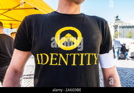 München, Deutschland. Oktober 26, 2019, Munich, Bayern, Deutschland: Logo der Identitaere Helvetica, auch als Generation Identität bekannt. Inmitten der Proteste, der rechtsextremen, nationalistischen, voelkisch Identitaere / (Generation Identität, Identitiaeren Bewegung) hielt eine Rally am Münchner Stachus. Die Identitaere vor kurzem zahlreiche Herausforderungen, einschließlich des Raids die Verbindung seiner Leiter Martin Sellner an der Christ Church Shooter zu erkunden, als auch in Deutschland, wo die IB offiziell als "eingestuften Rechtsextremen''. Die Gruppe hat die Verwendung des 'Blut und Boden' erneuert" (Blut Stockfoto