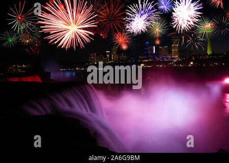 Niagara Falls und Feuerwerk Feier zeigen, USA Stockfoto