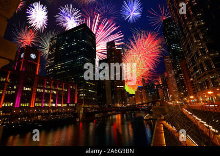 Chicago Downtown mit Feuerwerk in der Nacht Stockfoto