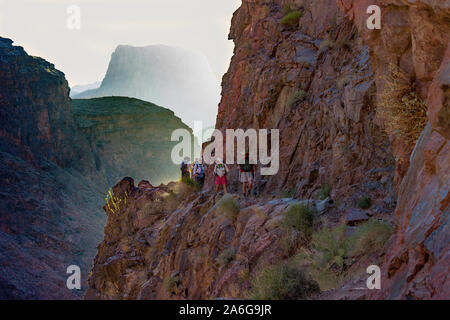 Schmale, gefährliche Wendung in der South Kaibab Trail im Grand Canyon mit Blues Himmel und weite Aussicht Stockfoto