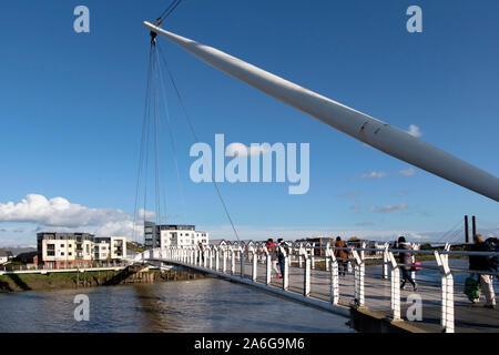 Die Newport City Fußgängerbrücke über den Fluss Usk, Newport Gwent. Stockfoto