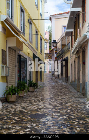 Leer und engen gepflasterten Straße und Gebäude in der idyllischen Altstadt von Sintra in Portugal in den Morgen. Stockfoto