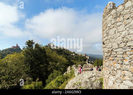 Blick auf den Pena Palast (Palacio da Pena) und mittelalterlichen Burg Castelo Dos Mouros (die Burg der Mauren) in Sintra, Portugal. Stockfoto