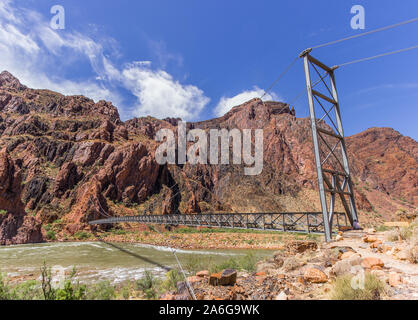 Silver Bridge über den Colorado River am unteren Rand des Grand Canyon auf der Bright Angel Trail und South Kaibab Trail in der Nähe von Phantom Ranch Stockfoto