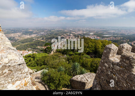 Einen malerischen Blick auf die mittelalterliche Höhenburg Castelo Dos Mouros (die Burg der Mauren) und Sintra Gemeinde und darüber hinaus von oben in Portugal. Stockfoto