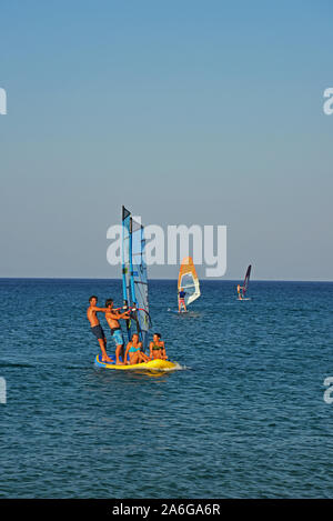 Personen windsurfen Kouremenos bucht, Lassithi, Kreta, Griechenland. Stockfoto