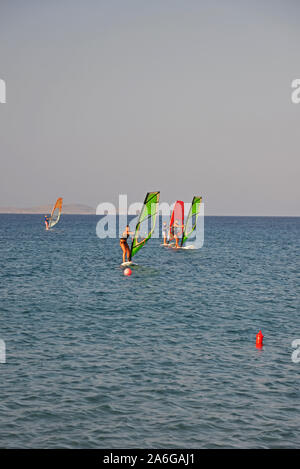 Personen windsurfen Kouremenos bucht, Lassithi, Kreta, Griechenland. Stockfoto