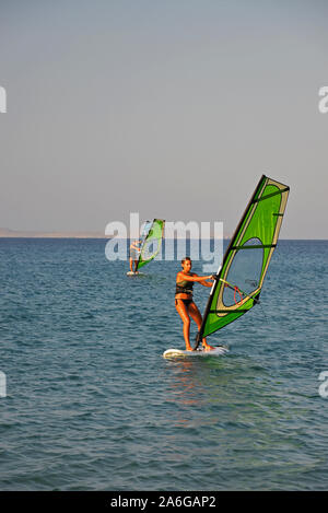 Personen windsurfen Kouremenos bucht, Lassithi, Kreta, Griechenland. Stockfoto