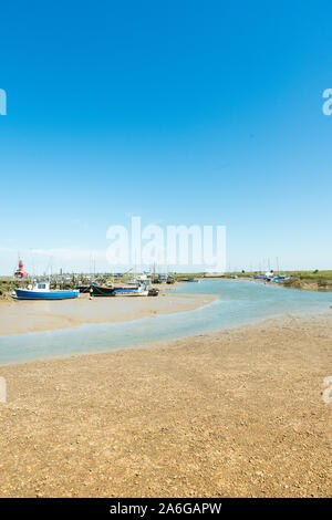 Ebbe, in der Nähe von woodup Pool, Boote und Yachten im Meer, Fischereifahrzeuge Stockfoto