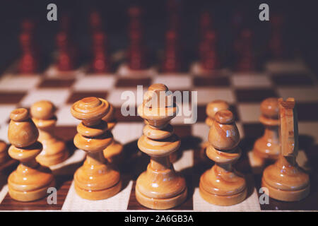 Noch immer leben Hautnah Detailansicht einer König Schach Holz- stück auf einem Schachbrett, während ein strategisches Spiel gespielt wird. Professionelle Spiel spielen. Stockfoto