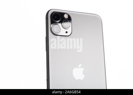 Minsk, Weißrussland - Oktober 26, 2019: die Rückansicht des neuen iPhone 11 Pro Pro Max mit Triple-Kamera, Space Grau Modell Stockfoto