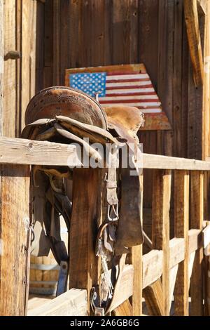 Geschlagen Sattel und amerikanische Flagge anmelden Stockfoto