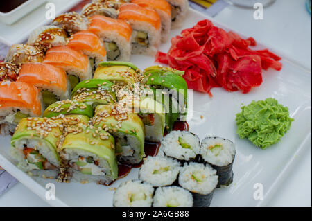 Rainbow Sushi Roll mit Lachs, Aal, Thunfisch, Avocado, Royal Garnelen, Frischkäse Philadelphia, Kaviar tobica, chuka. Sushi Menü. Japanisches Essen. Rollen. Ja Stockfoto