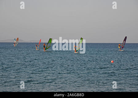 Personen windsurfen Kouremenos bucht, Lassithi, Kreta, Griechenland. Stockfoto