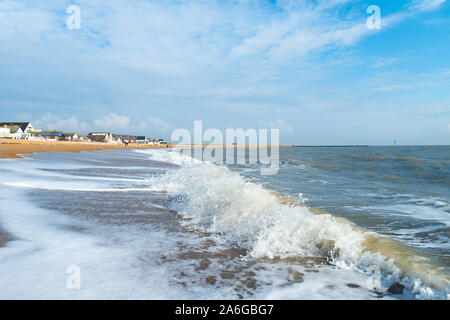 Wellen, die in den Ozean, Meer, als die Flut kommt, Jaywick, Clacton-on-Sea, Essex Stockfoto