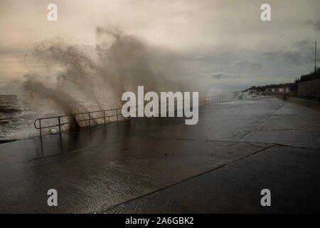 Große Wellen schlagen die Promenade als Sturm nähert sich der Küste von Essex, kalten, nassen und windigen Abend bei Dämmerung Stockfoto