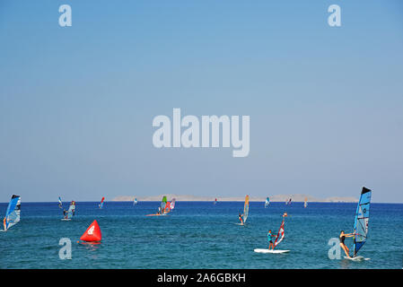 Personen windsurfen Kouremenos bucht, Lassithi, Kreta, Griechenland. Stockfoto