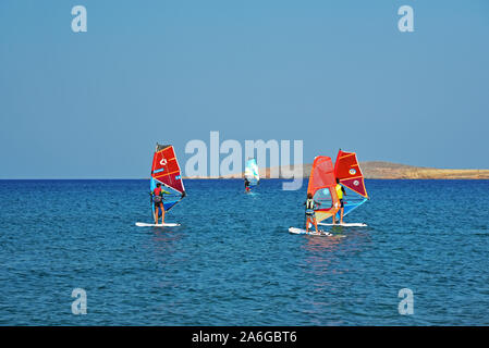 Personen windsurfen Kouremenos bucht, Lassithi, Kreta, Griechenland. Stockfoto