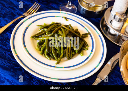 Köstliche gemüsegarnitur der gedünstete grüne Bohnen auf weiße Platte Stockfoto