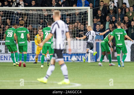 Almelo, Niederlande. 26 Okt, 2019. ALMELO, 26-10-2019, Stadion de Erve Asito, niederländischen Eredivisie, Saison 2019 - 2020, ihren zählenden 2-0 während des Spiels Heracles Almelo vs PEC Zwolle Credit: Pro Schüsse/Alamy leben Nachrichten Stockfoto