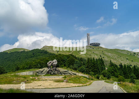 Das Denkmal der bulgarischen Kommunistischen Partei an der Spitze des Buzludzha Balkan Bergkette. Stockfoto