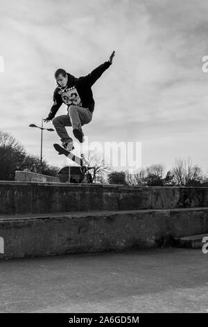 Ein Skateboarder Ollie's eine sehr hohe Double Step an der Skate Park, einige schwere Luft Stockfoto