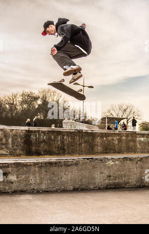 Ein Skateboarder Ollie's eine sehr hohe Double Step an der Skate Park, einige schwere Luft Stockfoto