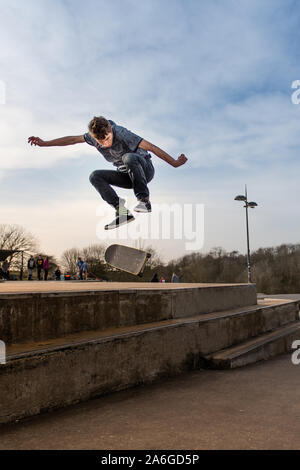 Ein Skateboarder Ollie's eine sehr hohe Double Step an der Skate Park, einige schwere Luft Stockfoto