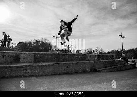 Ein Skateboarder Ollie's eine sehr hohe Double Step an der Skate Park, einige schwere Luft Stockfoto