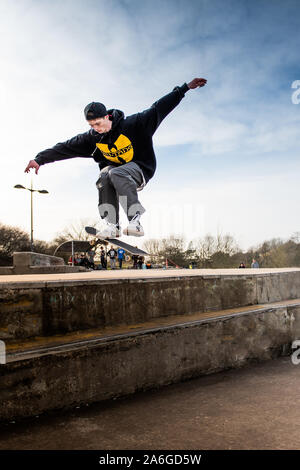 Ein Skateboarder Ollie's eine sehr hohe Double Step an der Skate Park, einige schwere Luft Stockfoto