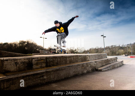 Ein Skateboarder Ollie's eine sehr hohe Double Step an der Skate Park, einige schwere Luft Stockfoto