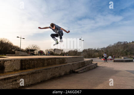 Ein Skateboarder Ollie's eine sehr hohe Double Step an der Skate Park, einige schwere Luft Stockfoto