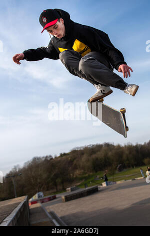 Ein Skateboarder Ollie's eine sehr hohe Double Step an der Skate Park, einige schwere Luft Stockfoto