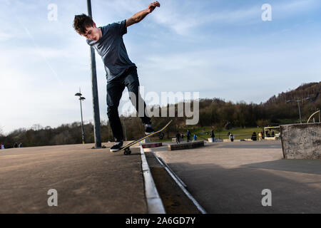 Ein Skateboarder Ollie's eine sehr hohe Double Step an der Skate Park, einige schwere Luft Stockfoto