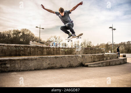 Ein Skateboarder Ollie's eine sehr hohe Double Step an der Skate Park, einige schwere Luft Stockfoto