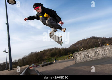 Ein Skateboarder Ollie's eine sehr hohe Double Step an der Skate Park, einige schwere Luft Stockfoto