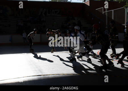 Madrid, Spanien. 26. Oktober, 2019. Jammer von Crash Test Brummies Flucht aus der Player von Wolfgang Roller Derby während des Spiels in Madrid statt. © Valentin Sama-Rojo/Alamy Leben Nachrichten. Stockfoto