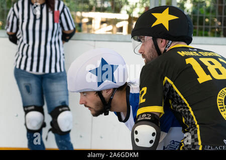 Madrid, Spanien. 26. Oktober, 2019. Störsender von Wolfgang Roller Derby (L) und Crash Test Brummies (R) während des Spiels in Madrid statt. © Valentin Sama-Rojo/Alamy Leben Nachrichten. Stockfoto