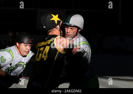 Madrid, Spanien. 26. Oktober, 2019. Spieler von Madriders Roller Derby (Grau) blockiert den Drehpunkt des Crash Test Brummies während des Spiels in Madrid statt. © Valentin Sama-Rojo/Alamy Leben Nachrichten. Stockfoto