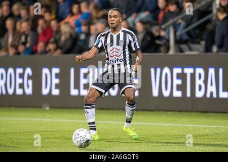 Almelo, Niederlande. 26 Okt, 2019. ALMELO, 26-10-2019, Stadion de Erve Asito, niederländischen Eredivisie, Saison 2019 - 2020, Heracles Almelo player Navajo Bakboord während des Spiels Heracles Almelo vs PEC Zwolle Credit: Pro Schüsse/Alamy leben Nachrichten Stockfoto