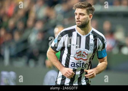 Almelo, Niederlande. 26 Okt, 2019. ALMELO, 26-10-2019, Stadion de Erve Asito, niederländischen Eredivisie, Saison 2019 - 2020, Heracles Almelo Spieler Robin Vorschriftsmässiger während des Spiels Heracles Almelo vs PEC Zwolle Credit: Pro Schüsse/Alamy leben Nachrichten Stockfoto