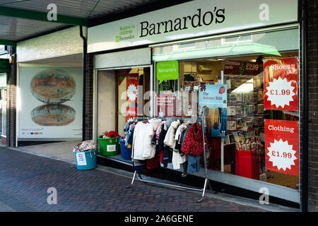 Barnardo's Charity Shop in einem desolaten Einkaufszentrum, praktisch der einzige Shop Links, Armut, High Street Rückgang, leere Geschäfte Stockfoto